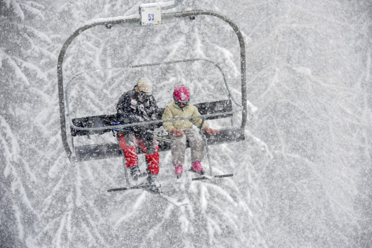 Zware sneeuwval belemmert het zicht en maakt skiën en snowboarden extreem moeilijk.