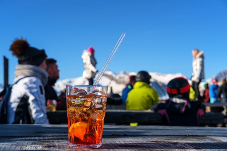 Voor veel wintersporters is alcohol een integraal onderdeel van een skivakantie. Je moet niet vergeten dat dronken skiën een absolute no-go is.