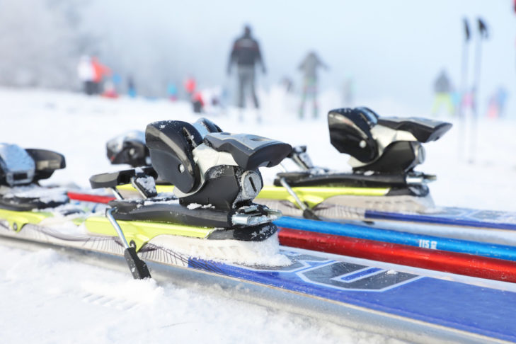 Moderne skibindingen kunnen met de hand worden afgesteld met gereedschap zoals een schroevendraaier.