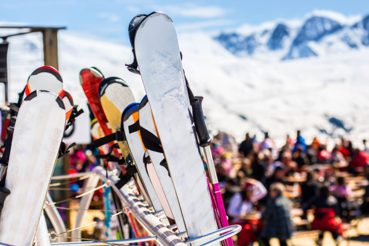 In skigebieden over de hele wereld gebruiken wintersporters tegenwoordig ski's die niet meer alleen voor de piste zijn ontworpen, maar ook voor diepe sneeuw of sneeuwparken.