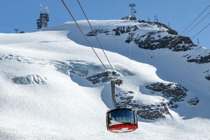 De roterende, ronde gondels van de Titlis-Rotair in het skigebied Engelberg-Titlis bieden het perfecte uitzicht rondom