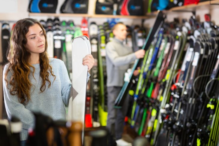 De aangeboden ski's kunnen direct in de sportwinkel worden bekeken.