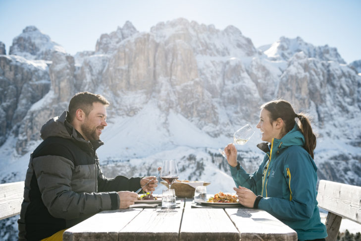 In de skigebieden van Zuid-Tirol kun je op de zonneterrassen genieten van vele culinaire specialiteiten uit de regio.